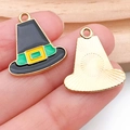 Detalle macro de colgantes de sombrero de peregrino con esmalte y reverso dorado liso - Colgante de Sombrero Negro Verde Individual (19220)