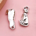Pendentif chat argenté pour bijoux DIY montrant les détails recto-verso en alliage - Chat (10863)
