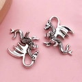 Paire de breloques dragon en alliage argenté pour bijoux DIY sur fond rose - Dragon Volant (B174)