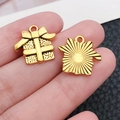 Makroaufnahme von goldenen Geschenkbox-Anhängern mit Schleife für DIY-Schmuck - Weihnachtsgeschenk (20060)