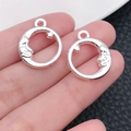 Gros plan de pendentifs vintage en alliage argenté avec motif étoile et lune lune - Pendentif Anneau Étoile et Lune Argent Brillant (20845)