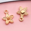 Ciondolo a fiore in oro rosa con petali dettagliati per creazione gioielli fai da te - Fiore di Pianta (18326)
