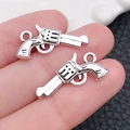 Paar Vintage Silber Revolver Anhänger für Schmuckherstellung und DIY Bastelarbeiten - Antiksilber Pistole (14031)