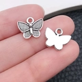 Vue macro d'un pendentif papillon argenté montrant la texture détaillée pour bijoux DIY - Petit Style de Papillon (17316)