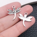 Vue macro des deux côtés d'un pendentif libellule en argent vintage pour bijoux DIY - Style Libellule (11235)