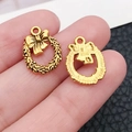 Goldener Weihnachtsranz-Anhänger aus Legierung mit Schleife für DIY-Schmuck - Weihnachtskranz (20052)