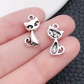 Antiksilberne Katzen-Anhänger für DIY-Schmuck mit strukturierter Oberfläche - Kleine Stehende Katze (6153)