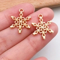 Colgantes de copo de nieve dorados para joyería DIY con diseño calado elegante - Copo de Nieve de Navidad (18324)