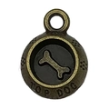 Macro d'un pendentif Top Dog en bronze antique avec détails en relief d'os et pattes - Style Gamelle pour Chien avec Os Bronze Antique (20582)