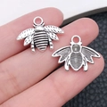 Paire de breloques abeilles en argent vieilli avec ailes détaillées pour colliers et bracelets - Forme de Petite Abeille (7390)
