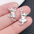 Antiksilberner Katzenanhänger in kletternder Pose für DIY-Schmuck, auf Fingerspitzen - Kletternde Dynamische Katze (11294)