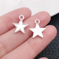 Pendentifs étoiles en alliage de zinc fini argent vieilli avec détails émaillés et striés - Pendentif Étoile Argent Brillant (20837)