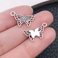 Paire de breloques papillon en alliage argenté vintage avec ailes creuses pour bijoux - Papillon Ligne Ajourée (10422)