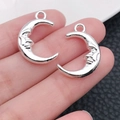 Pendentifs lune argentés pour création de bijoux DIY tenus à la main pour l'échelle - Pendentif Visage de Lune Argent Brillant (20840)