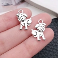 Vue détaillée de deux pendentifs chien de dessin animé en alliage argenté avec anneaux - Style Chien (15565)