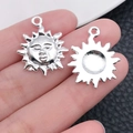 Pendentifs soleil argent antique pour bijoux DIY avec détails de gravure en relief - Pendentif Soleil Souriant Argent Brillant (20849)