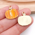 Emaille-Kürbis-Anhänger für DIY-Schmuck mit orangefarbenem Finish und goldener Metallrückseite - Einzelner Kürbis-Anhänger (19202)