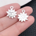 Pendentif soleil argenté avec visage souriant et gravure 'Made With a Smile' au dos - Pendentif Sourire de Soleil Argent Brillant (20852)