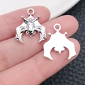 Macro-opname van zilveren vleermuisbedeltjes met getextureerde voorzijde voor DIY-sieraden - Kleine Vleermuis Stijl (B297)