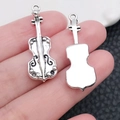 Anhänger aus Metall in Geigenform für DIY-Schmuck in antiksilberner Optik - Antiksilber Geige (5808)