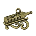 Détail d'un pendentif bouteille de vin en bronze vintage avec gravure et volutes - Style Bouteille de Vin Filigrane (20785)