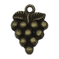 Détail macro du pendentif de raisin en bronze antique avec feuille texturée et boucle - Style Raisin Relief 3D (20783)