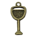 Vue macro d'un pendentif verre à vin en bronze antique avec texture en relief pour bijoux DIY - Style Verre à Vin Relief (20782)