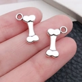 Pendentif en alliage en forme d'os argenté pour colliers, démonstration de taille - Style Os de Chien (9810)