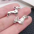 Pendentifs teckel en alliage argenté pour bricolage de colliers, vue en main - Style Teckel (9814)
