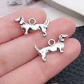 Pendentif teckel en finition argent vieilli pour création de bijoux DIY - Style Chien Teckel (10350)