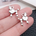 Paire de breloques caniche en alliage argenté pour bijoux DIY tenue par les doigts - Style Caniche (11258)
