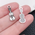 Miniatur Geigen-Anhänger aus Legierung in Vintage-Silber mit Vorder- und Rückseite - Antiksilber Gitarre (11207)