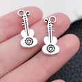 Antik-silberner Gitarrenanhänger mit weißem Kristall für DIY-Schmuckherstellung - Antiksilber Gitarre (15560)