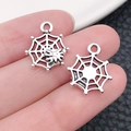 Zilveren spinnenweb bedeltjes voor DIY sieraden, op de hand getoond voor de maat - Zeshoekig Spinnenweb Stijl (10875)