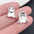 Zilveren spookhanger voor Halloween DIY sieraden maken, getoond vastgehouden - Geest Duivel Stijl (10880)