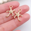 Gros plan détaillé de petits pendentifs étoiles de mer dorés avec relief pour bijoux DIY - Pendentif Étoile de Mer Granulée (20708)