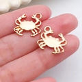 Vue macro de pendentifs crabe en or rose montrant la finition polie et les anneaux - Pendentif Crabe (20707)