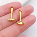 Détail de breloques marteau dorées en alliage pour colliers DIY avec anneaux - Petit Marteau Outil Or Antique (20401)