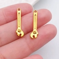 Mini breloques clé à molette dorées pour bijoux DIY, tenues entre les doigts - Clé Outil Or Antique (20398)