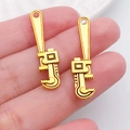 Gros plan d'un pendentif clé à molette plaqué or pour la création de colliers - Outil Or Antique (20397)