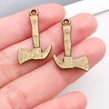 Nahaufnahme von zwei bronze-axtförmigen Legierungsanhängern für DIY-Schmuckherstellung - Axt-Stil (20442)