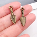 Detailaufnahme von antik bronzefarbenen Schaufel-Anhängern für DIY-Schmuck - Schaufel-Stil (20439)