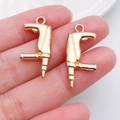 Detail von handgehaltenen Mini-Werkzeuganhängern aus Goldlegierung für DIY-Schmuck - Werkzeugschlagbohrer (20435)