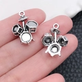 Mini-Schlagzeug-Anhänger aus Legierung in Silberoptik für Musikschmuck-Zubehör - Antiksilber Schlagzeug (18932)