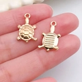 Pendentif tortue dorée pour bijoux DIY, vue avant et arrière du petit breloque - Petit Pendentif Tortue de Mer (18306)