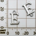 Vista macro del ciondolo a lettera E in argento da 15 mm su un righello graduato - Lettera E (16918-E)