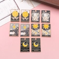 Makroaufnahme von Tarot-Anhängern mit Sonnen-, Mond- und Sternenmotiven und Emaille - Tarotkarten Set (SN582)
