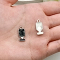 Macro-opname van microfoongestuurde bedeltjes voor DIY-sieraden in de hand - Microfoon Stijl (19443) / 1 Stuk/Verpakking (19x9mm) / Zwart
