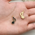 Detail van zwarte emaille muzieknoot hangers voor doe-het-zelf sieraden op een hand - Muzieknoot Stijl (19447) / 1 Stuk (19x12mm) / Zwart