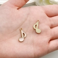 Detailopname van kleurrijke emaille muzieknoten en gitaarhangers in de hand - Muzieknoot Stijl (19448) / 1 Stuk (19x12mm) / Roze